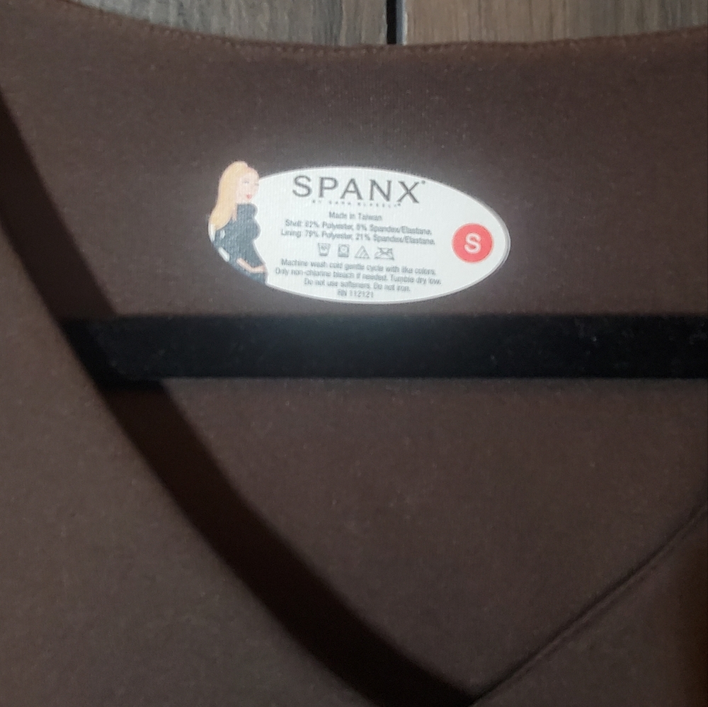 SPANX Top V-neck lettuce edge Ruffle size Small - Picture 3 of 4